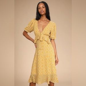 Anything Lovelier Yellow Floral Print Tiered Midi Dress size Medium